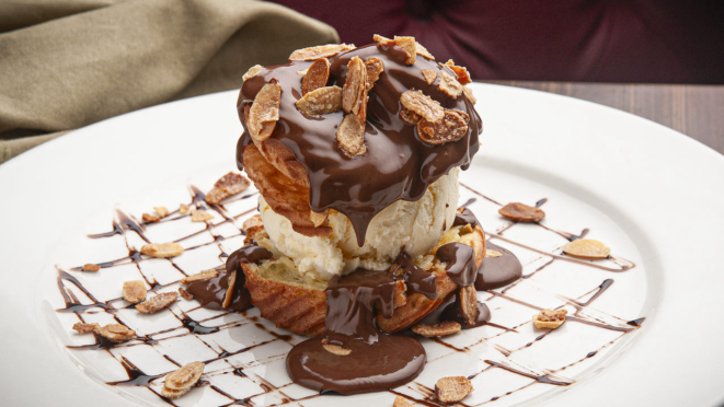 No Paris 6, profiteroles com sorvete de creme coberto com ganache de chocolate meio amargo e amêndoas caramelizadas.