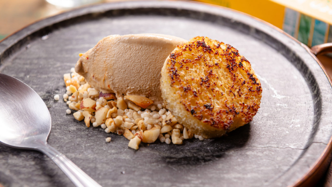 Sorvete de Umbu com pão de milho em manteiga e granola salgada no Parma Bistrô. O restaurante tem outras opções com sorvete.