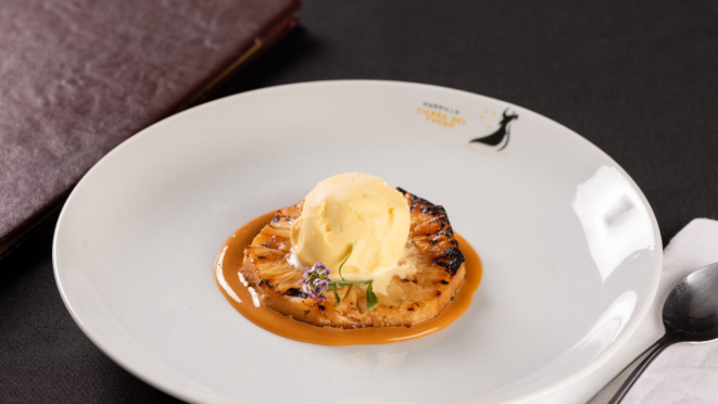 Abacaxi na brasa com sorvete creme do Tierra Del Fuego.