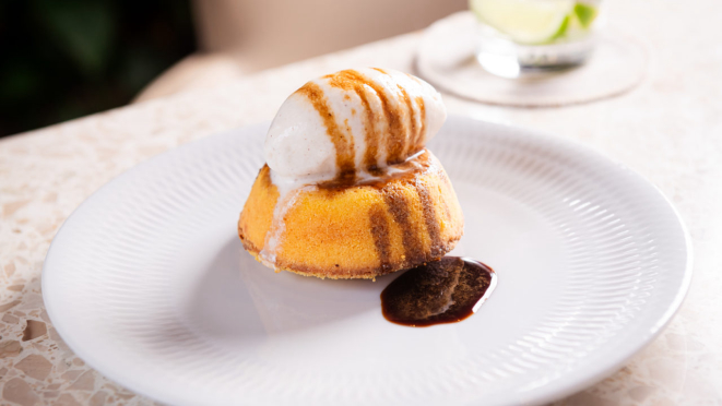 Petit gateau de fubá com calda de café e sorvete do Ninna Cozinha.
