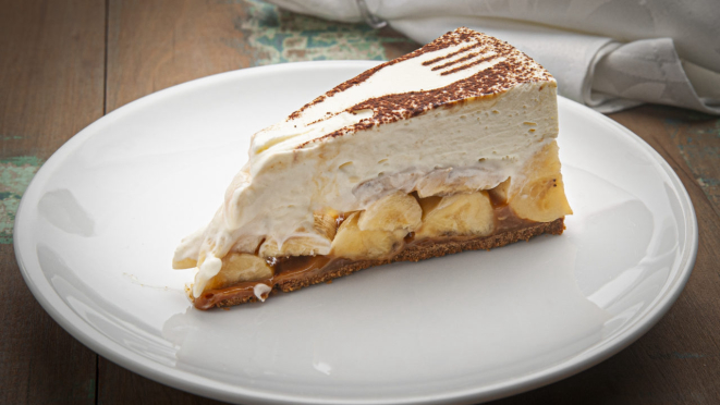 O Anarco Batel serve torta de banana, calda de caramelo, doce de leite e nata fresca.