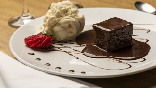 Brownie de chocolate com sorvete de creme do Badida.