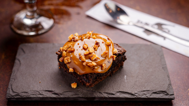 Bar da Fábrica serve brownie de chocolate na sobremesa.