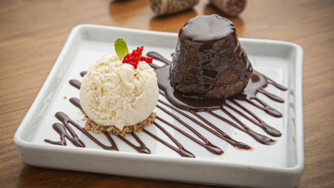 O Bar do Victor serve petit gateau de chocolate com sorvete de creme. O Restaurante também tem opção com doce de leite.