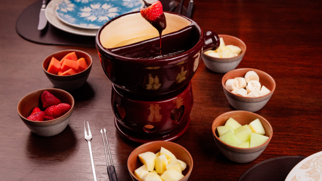 Fondue de chocolate dois amores com chocolate ao leite e chocolate branco do Château de Gazon.