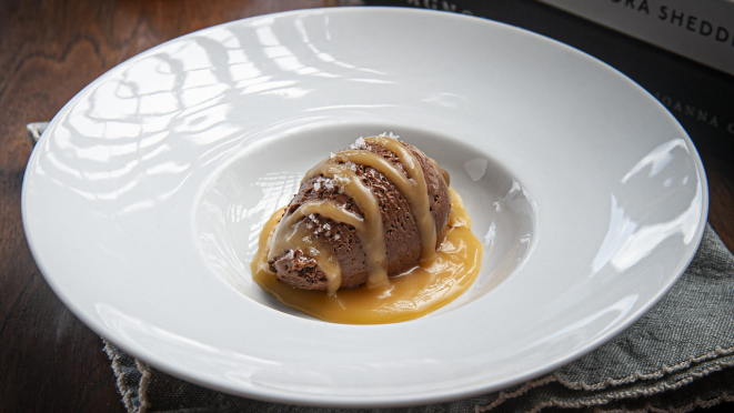 No Chez Margot, mousse de chocolate com caramelo salgado.