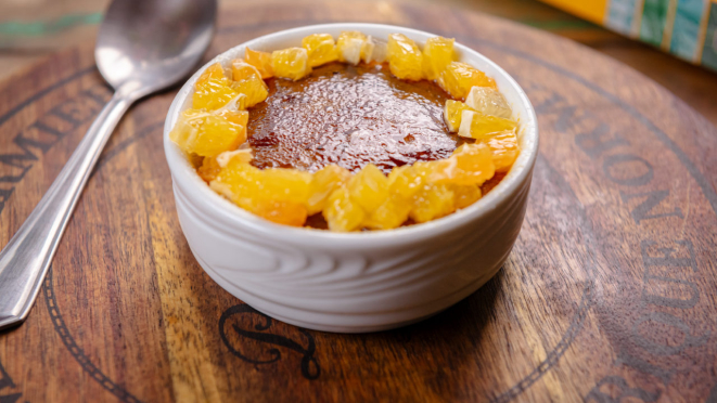 Creme brûllée de doce de leite com cítricos do Parma Bistrô.