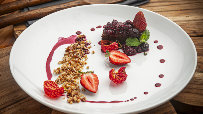 O Pata Negra serve brownie de cacau com calda de frutas vermelhas e frutas frescas. O restaurante tem opção com doce de leite no menu.