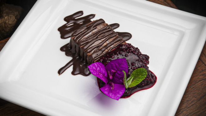 O Thai serve um terrine de chocolate meio amargo com gengibre, ovos, nata e conhaque.