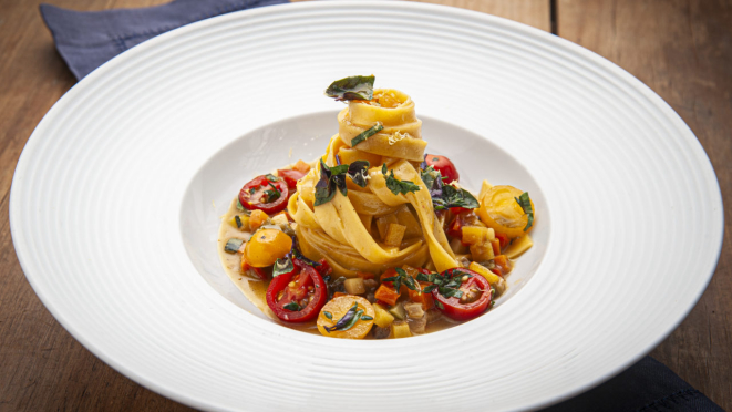 O restaurante faz uma fusão entre a culinária francesa e ingredientes brasileiros.