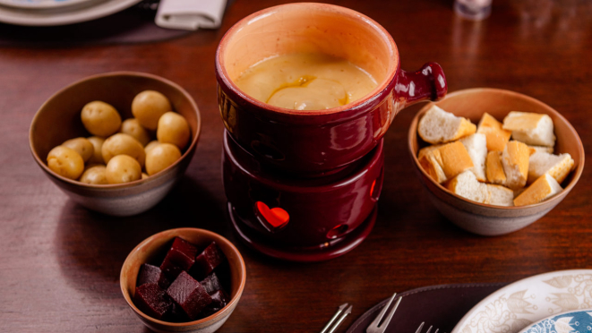 O Château de Gazon traz um cardápio com variedades de fondue e outros pratos da cozinha europeia.