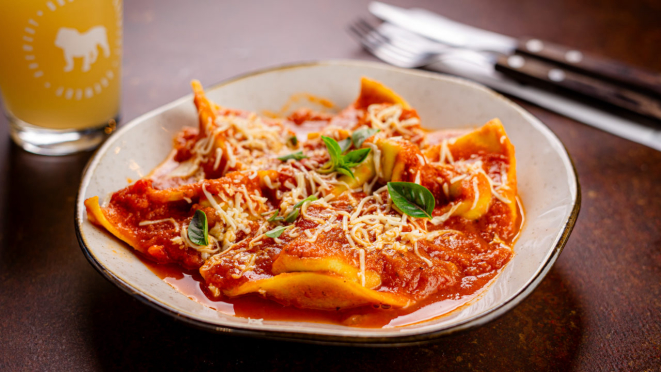 No Bar da Fábrica - Bastards: cappellacci de ricota, parmesão e espinafre ao molho pomodoro.
