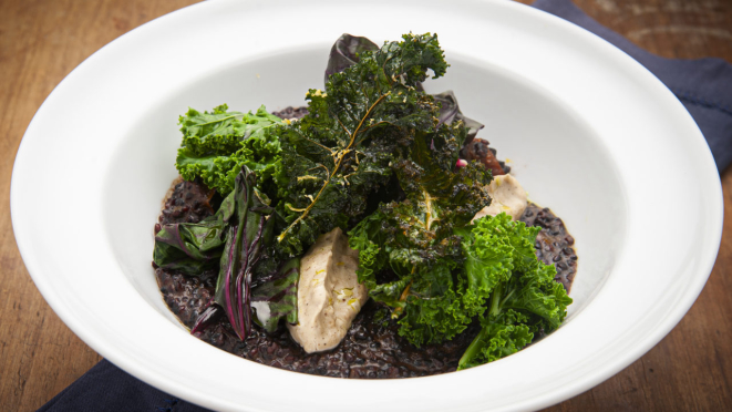 O restaurante serve arroz negro com abóbora caramelizada, castanha de caju e PANCs.