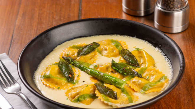 O Doppo Cucina traz ravioli com cogumelos selvagens na fonduta de couve flor.