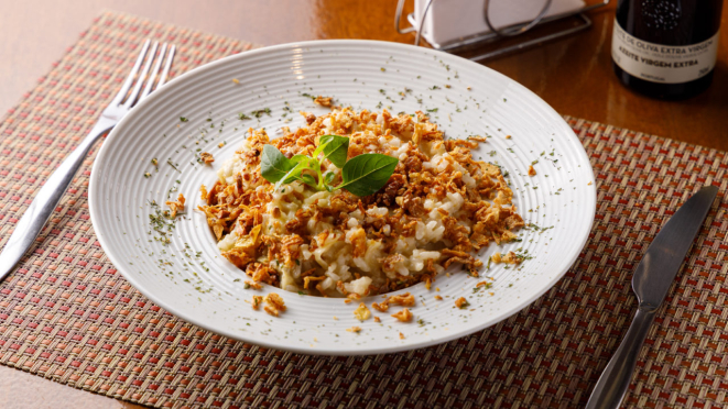 O Osteria da paz traz risoto de alcachofra, nozes e cebola crocante.