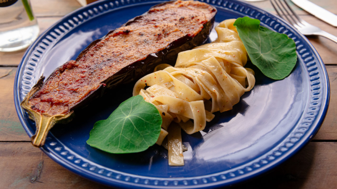 Berinjela no missô e massa com cogumelos e gochujang do Parma Bistrô. O restaurante tem outra opção vegetariana no menu.