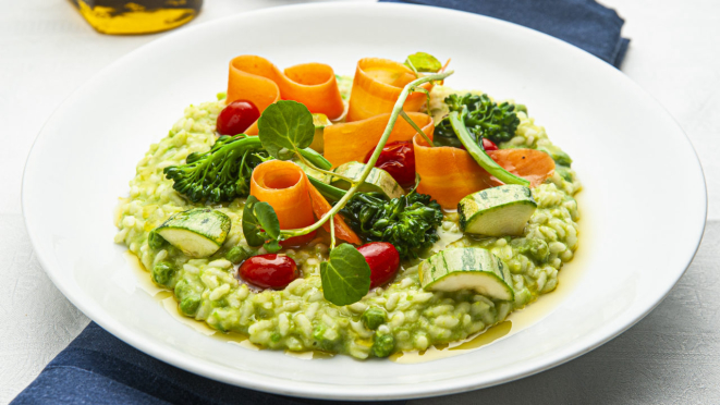 No Pescara, risoto feito com parmesão e ervilhas frescas, finalizado com legumes confitados. O restaurante tem outra opção vegetariana no menu.