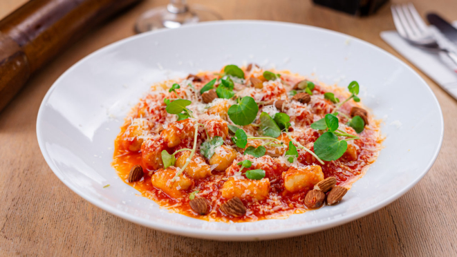 O Pimenta Brasserie serve nhoque pomodoro com amêndoas defumadas.