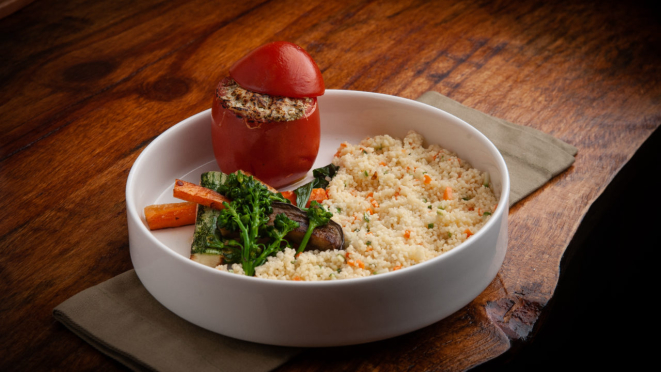 No Spaccio Rar você pode experimentar um tomate recheado com creme de ricota acompanhado de couscous e legumes salteados.