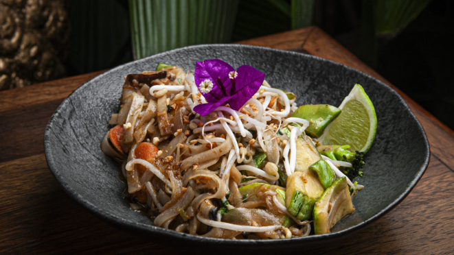 O Thai traz o pad thai de vegetais.