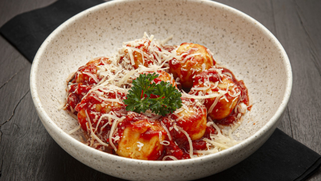 No Vindouro você pode provar o nhoque recheado com queijos ao ragu de tomate pelati e grana padano.