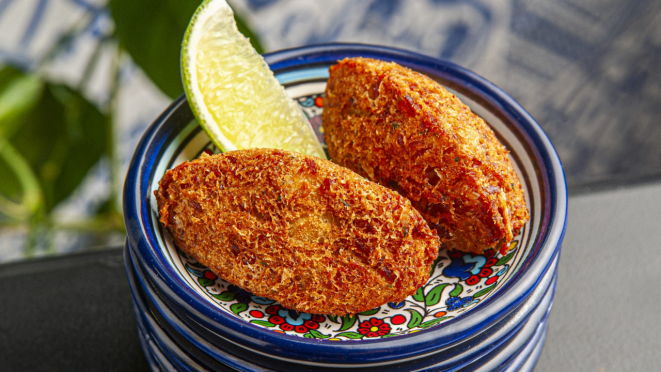 O Afonso´s serve, na entrada, um bolinho de bacalhau com batata e temperos. O restaurante tem outra opção crocante.