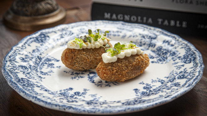 Croquete de cupim com vinagrete de cambuci e aioli do Chez Margot.