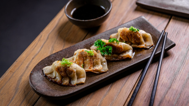 O Fun'iki Rooftop serve, na entrada, guioza acompanhado de molho cítrico e cebolinha.