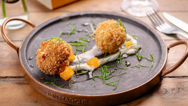 Croquete de salame de porco moura com curd de limão e redução de mimosa do Parma.