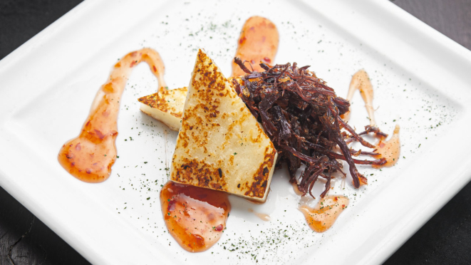 No Vindouro, queijo coalho grelhado com geleia de pimenta e crispy de carne seca.