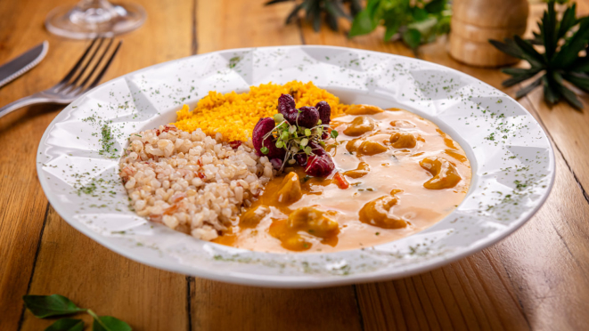 Bobó de castanha-de-caju com arroz cateto e vermelho e farofa de dendê, prato principal do menu do Veg e Lev.