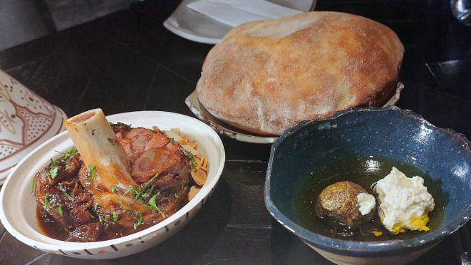 Stinco de cordeiro, tajine, coalhadas, pão sírio.