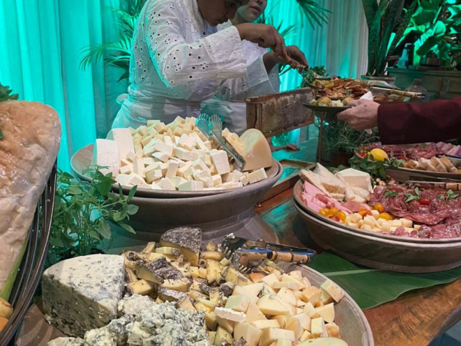 Mesa de queijos brasileiros no restaurante Capim Santo.
