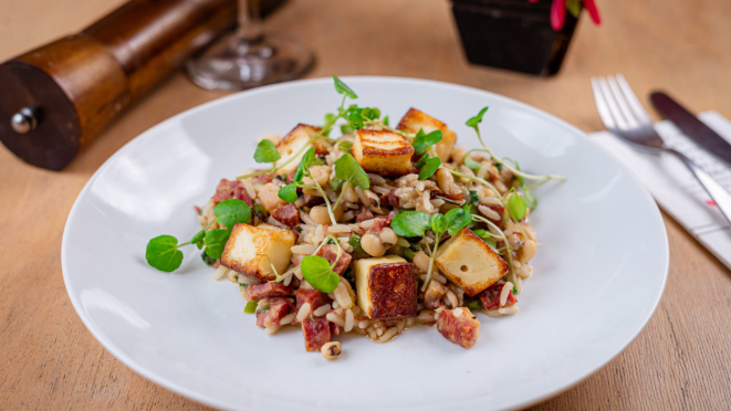 O Pimenta Brasserie traz, no almoço, baião de dois.