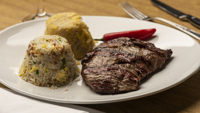O Badida traz uma fraldinha, arroz com linguiça, ovos, farofa de ovos, azeitonas e cebolinha.
