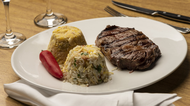 O Badida serve entrecôte, arroz com linguiça, ovos, farofa de ovos, azeitonas e cebolinha