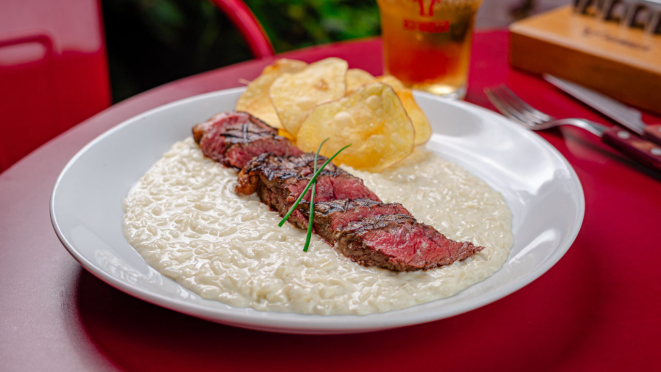 No Boi and Beer você pode saborear o steak Boi and Beer acompanhado de arroz piamontese e batata chips.