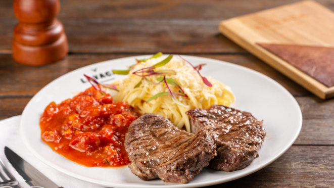 Chouriço na brasa com fettuccine artesanal ao molho de tomate rústico do La Vaca.
