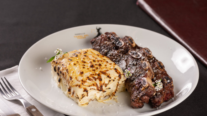 O Tierra Del Fuego serve assado de tira com papas laminadas cremosas.