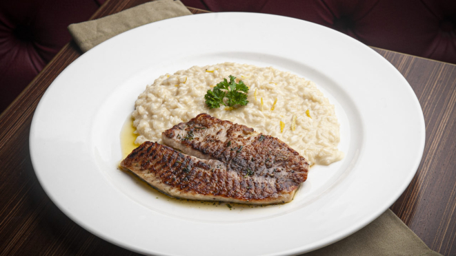 O restaurante abre na segunda-feira das 11h30 às 23h.