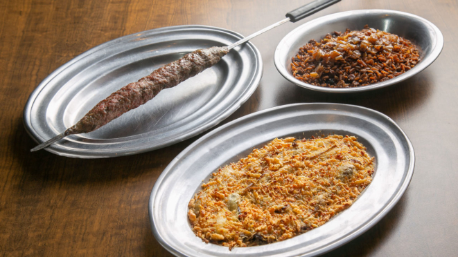 O Baalbek serve berinjela gratinada, carne, arroz aletria, kafta, mjadra (arroz com lentilhas), charuto misto e mini kibe.