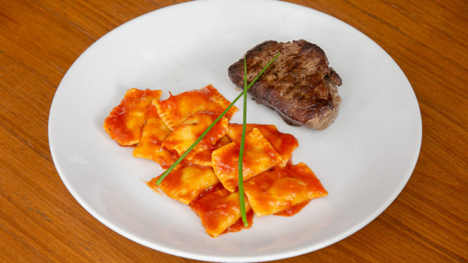 O Bah traz filé com tortei (massa recheada) ao molho sugo. O restaurante tem outras opções com carne.