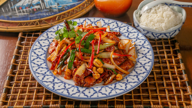 O Koh Pee Pee traz frango com castanha de caju e cebola ao molho de ostras. Acompanha arroz thai jasmim.