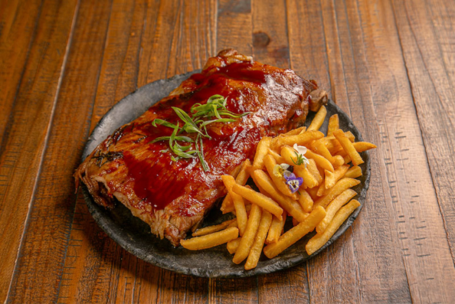 Costela suína marinada e grelhada, acompanhada por molho barbecue, cebolinha fresca e uma pitada de sal refinado, servida com batata palito crocante do Wills Cais. O Restaurante tem outra opção com carne.