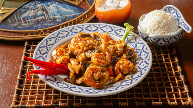 O Koh Pee Pee traz frutos do mar ao molho de pasta de curry amarelo, cogumelos, pimentão, manjericão e arroz thai jasmim.