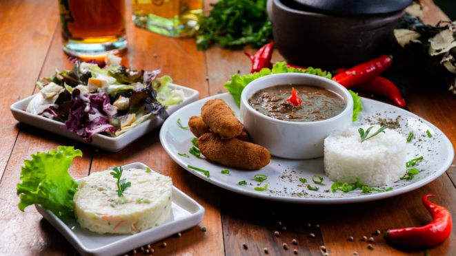 Pirão de barreado, arroz, banana à milanesa, maionese e salada Caesar.