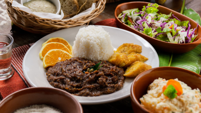 Pirão de barreado com arroz branco e banana à milanesa. 