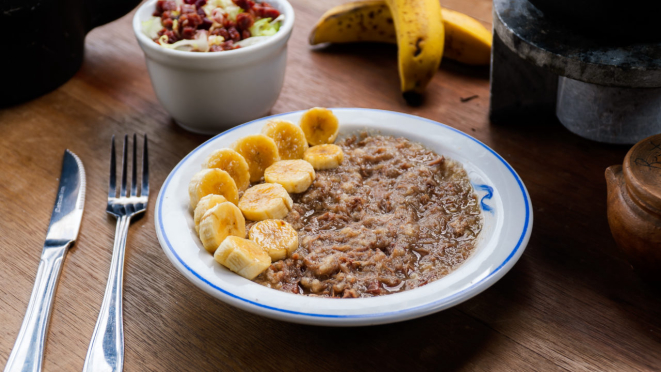 Pirão de barreado com banana in natura. 