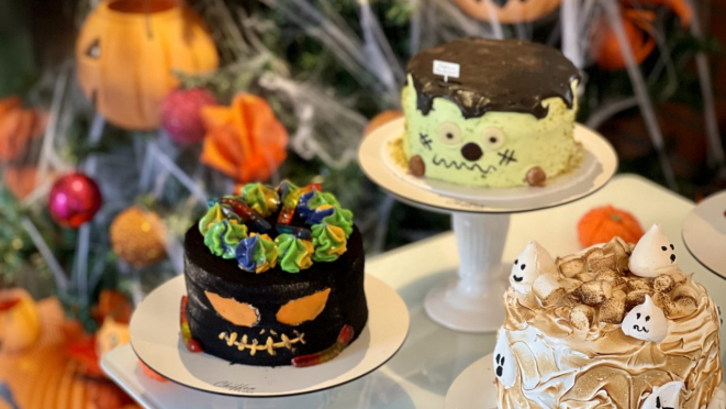 Bolos chiffon com "roupa" de Dia das Bruxas.