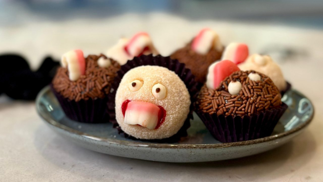 Dentaduras e olhos comestíveis enfeitam os brigadeiros da Damarate.